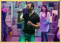 Split beeld van een muziekbingo en pubquiz bij een bedrijfsevenement