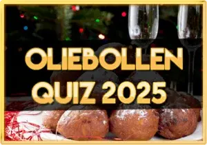 Feestelijk versierde zaal met collega's die deelnemen aan een kerstquiz met kerstverlichting