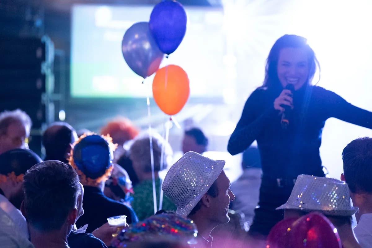 QuizX quizshow lachende groep locatie
