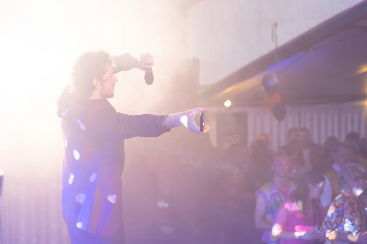QuizX pubquiz presentator podium publiek