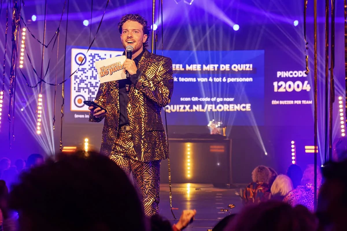QuizX pubquiz presentator podium publiek
