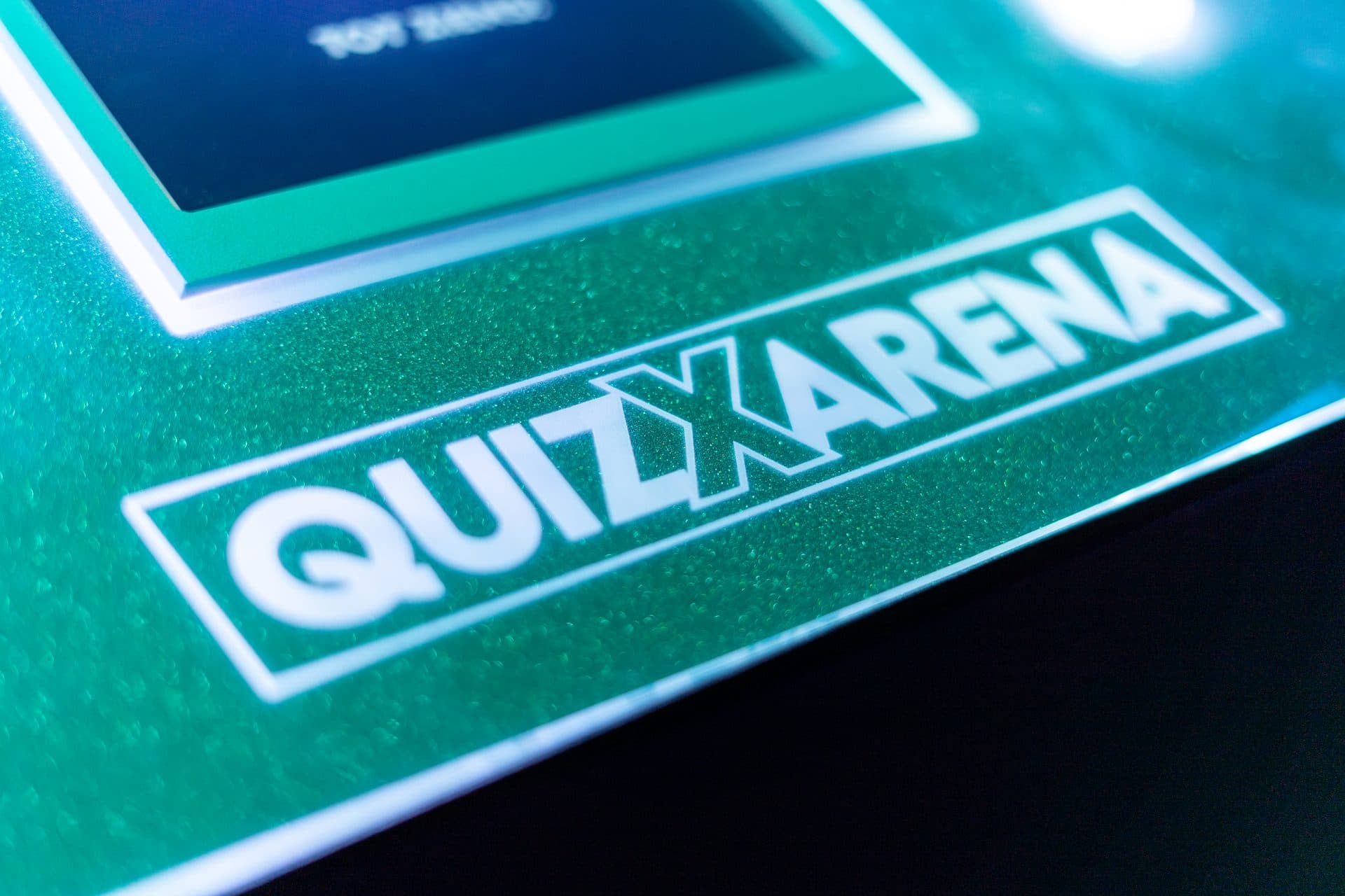 Breed overzicht van de QuizX Arena ruimte met alle desks