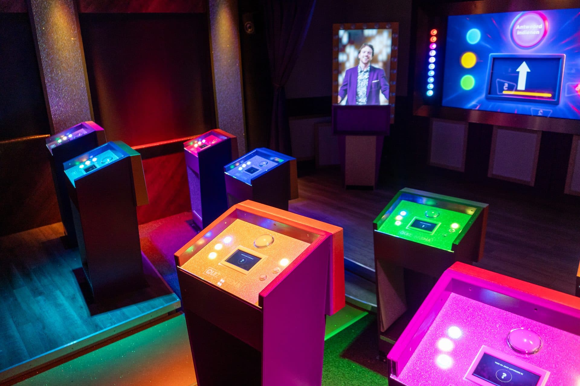 Gasten spelen een interactieve quizronde in de Arena