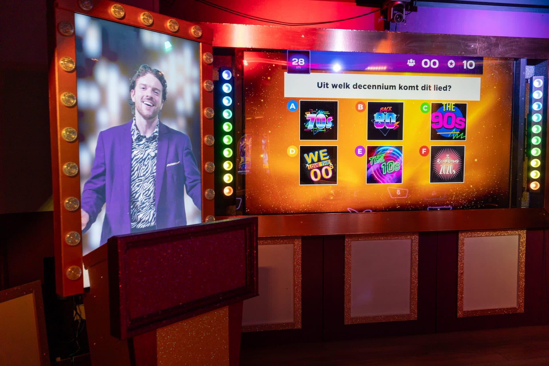 QuizX Arena in actie - interactieve game show attractie met verlichte desks