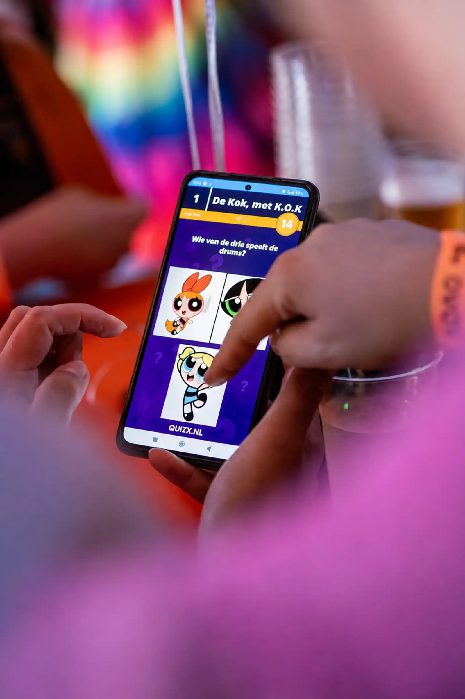 Direct antwoorden doorgeven via de gebruiksvriendelijke mobiele applicatie van QuizX. Deelnemer selecteert met de vinger een antwoord in de QuizX app op een smartphone tijdens een interactieve quiz.