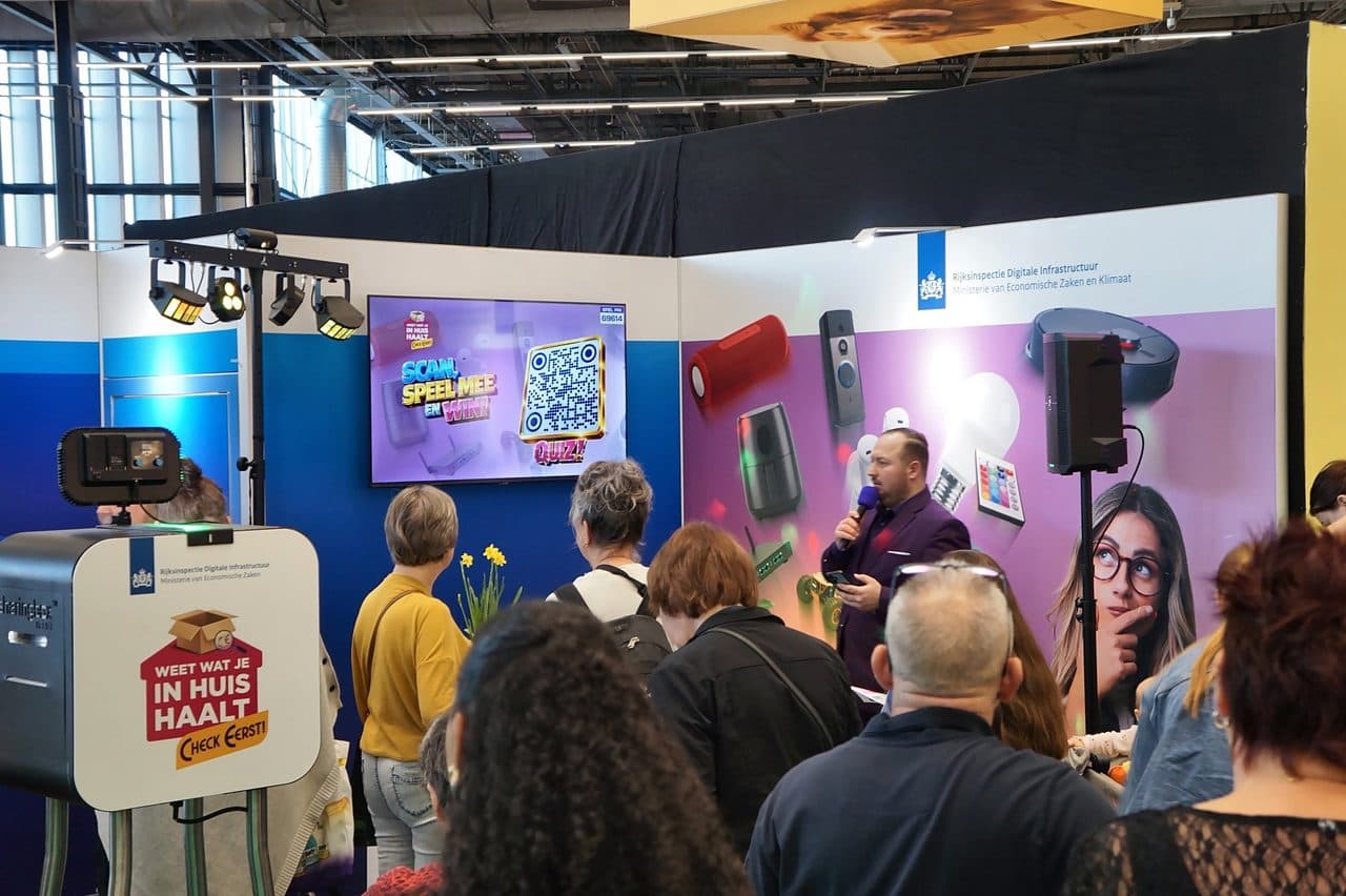 Quizmaster Mike Drost in actie op de RDI-stand tijdens de Huishoudbeurs in de RAI