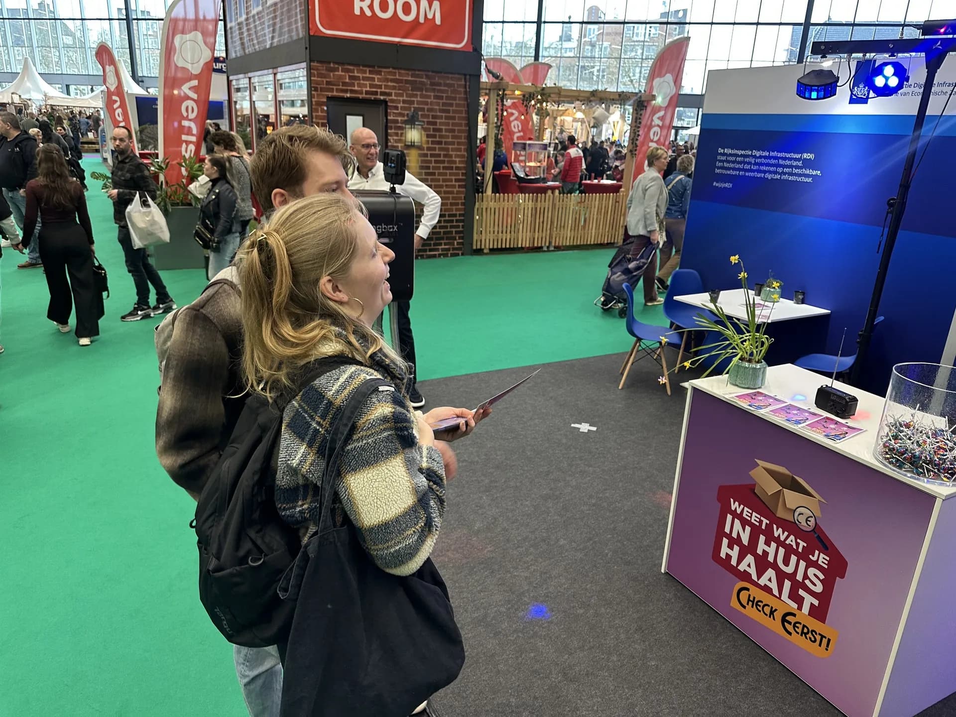Entertainment door een quizmaster die verbindt
