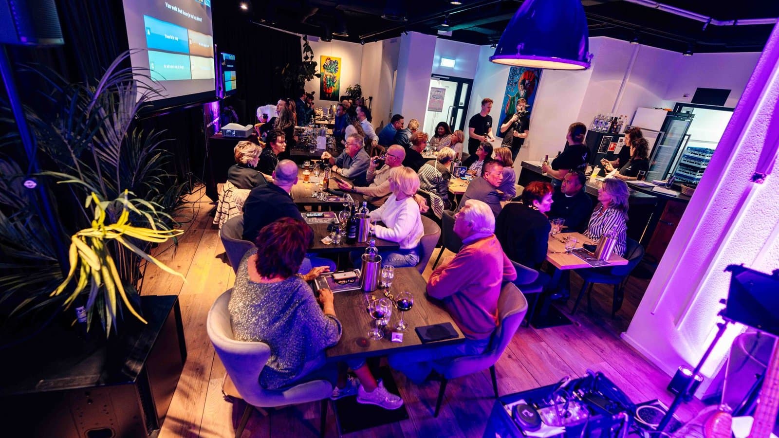 Pubquiz met quizmaster - Een levendige quizavond bij QuizX, waar deelnemers in een sfeervolle setting genieten van een interactieve quiz