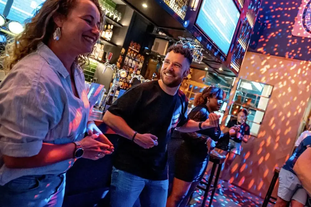 Gezellige pubquiz in bar setting