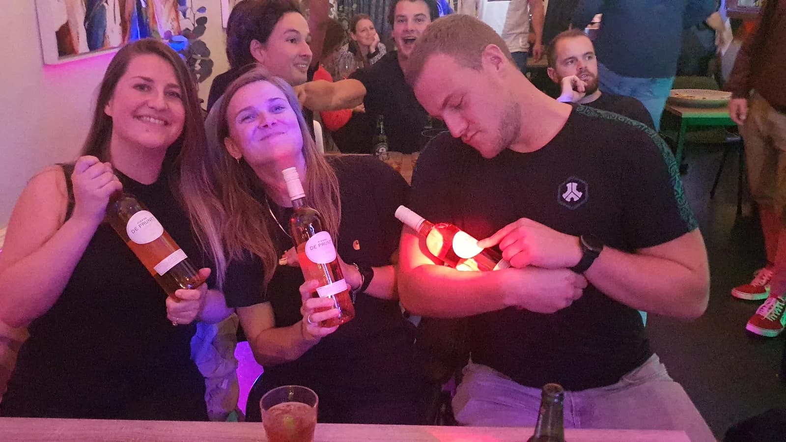 Groep met plezier op de barkruk tijdens pubquiz-avond