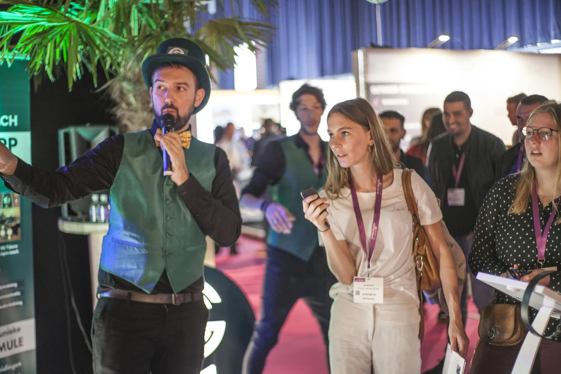 Quizmaster met microfoon trekt bezoekers op een vakbeurs