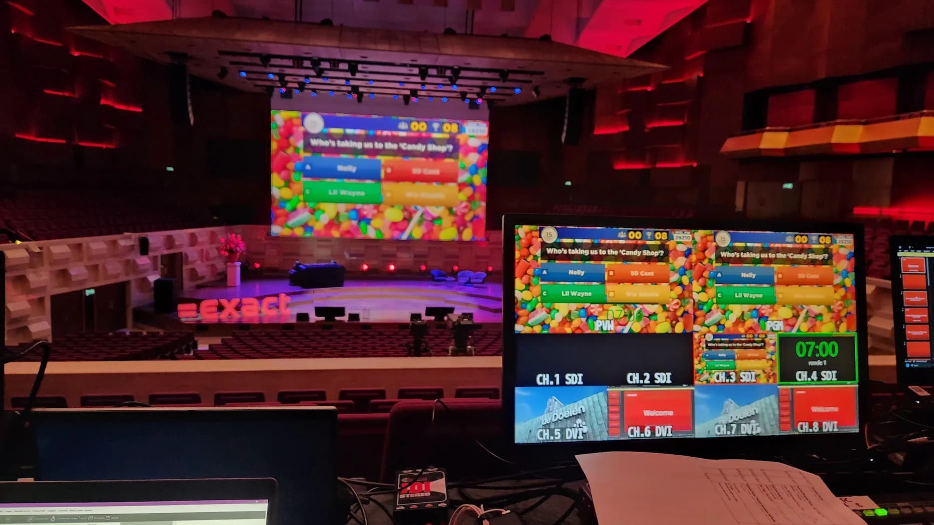 Soundcheck van de Exact Day Quiz: een muziekvraag met vier antwoorden op het zaalscherm van De Doelen en dezelfde vraag op de regiemonitor