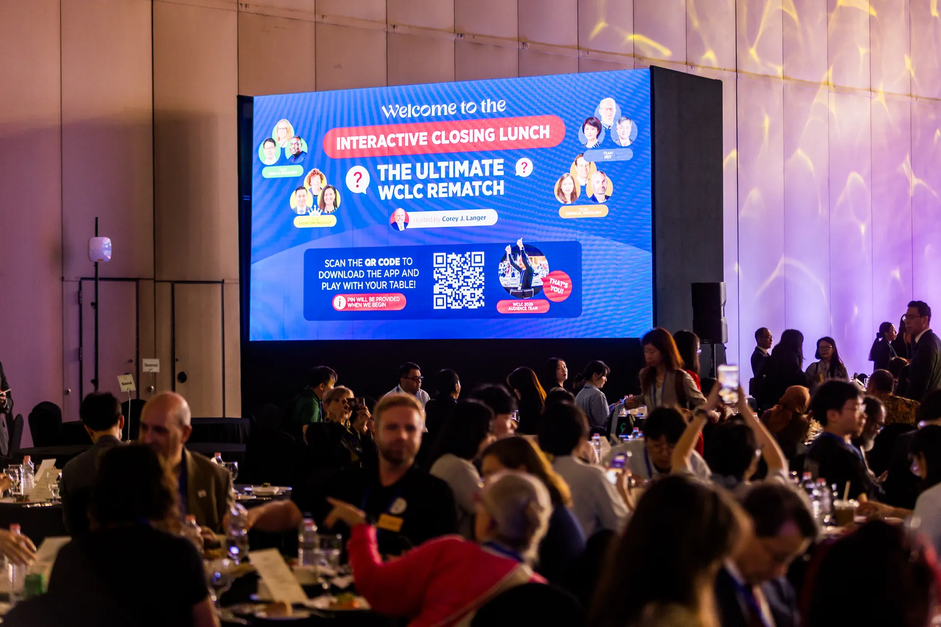 De plenaire zaal van COEX Seoul vult zich voor de WCLC 2026 Closing Lunch, met het welkomstscherm van de quiz op het grote scherm