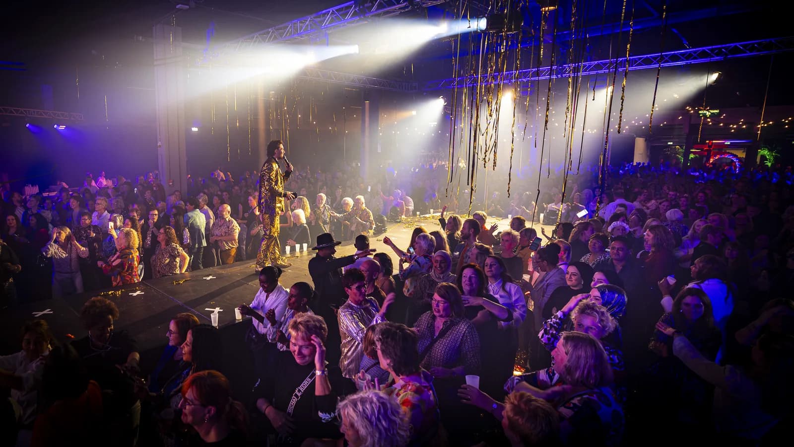 Crazy Disco Bingo feest met groot publiek