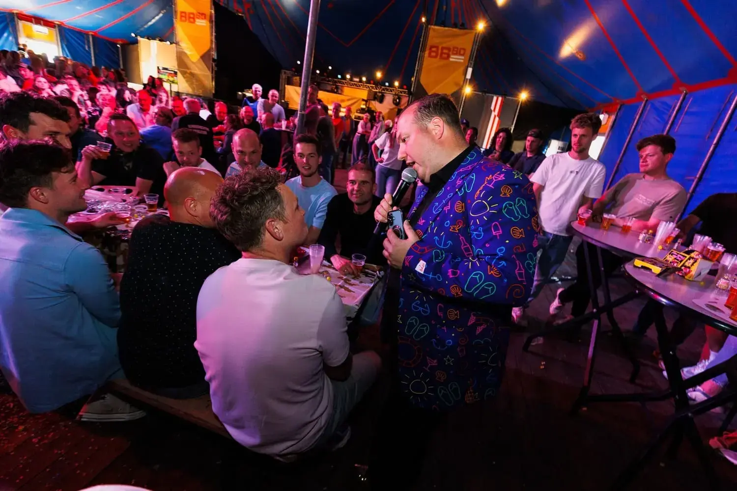 De quizmaster bepaalt de sfeer van de avond