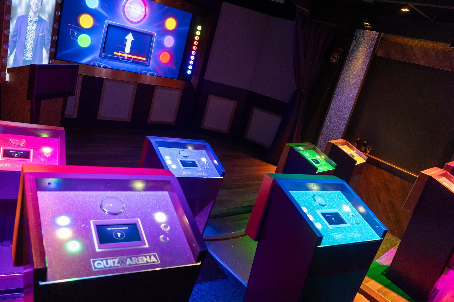 Groep gasten bij QuizX Arena in een FEC