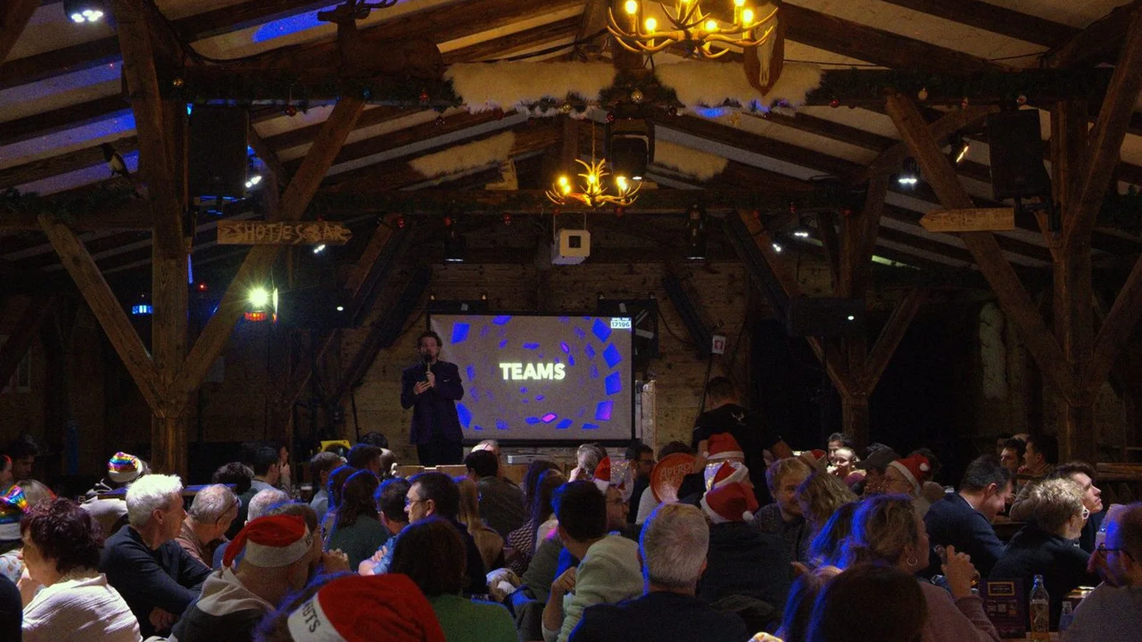 Kerstquiz show met feestelijke verlichting en deelnemers
