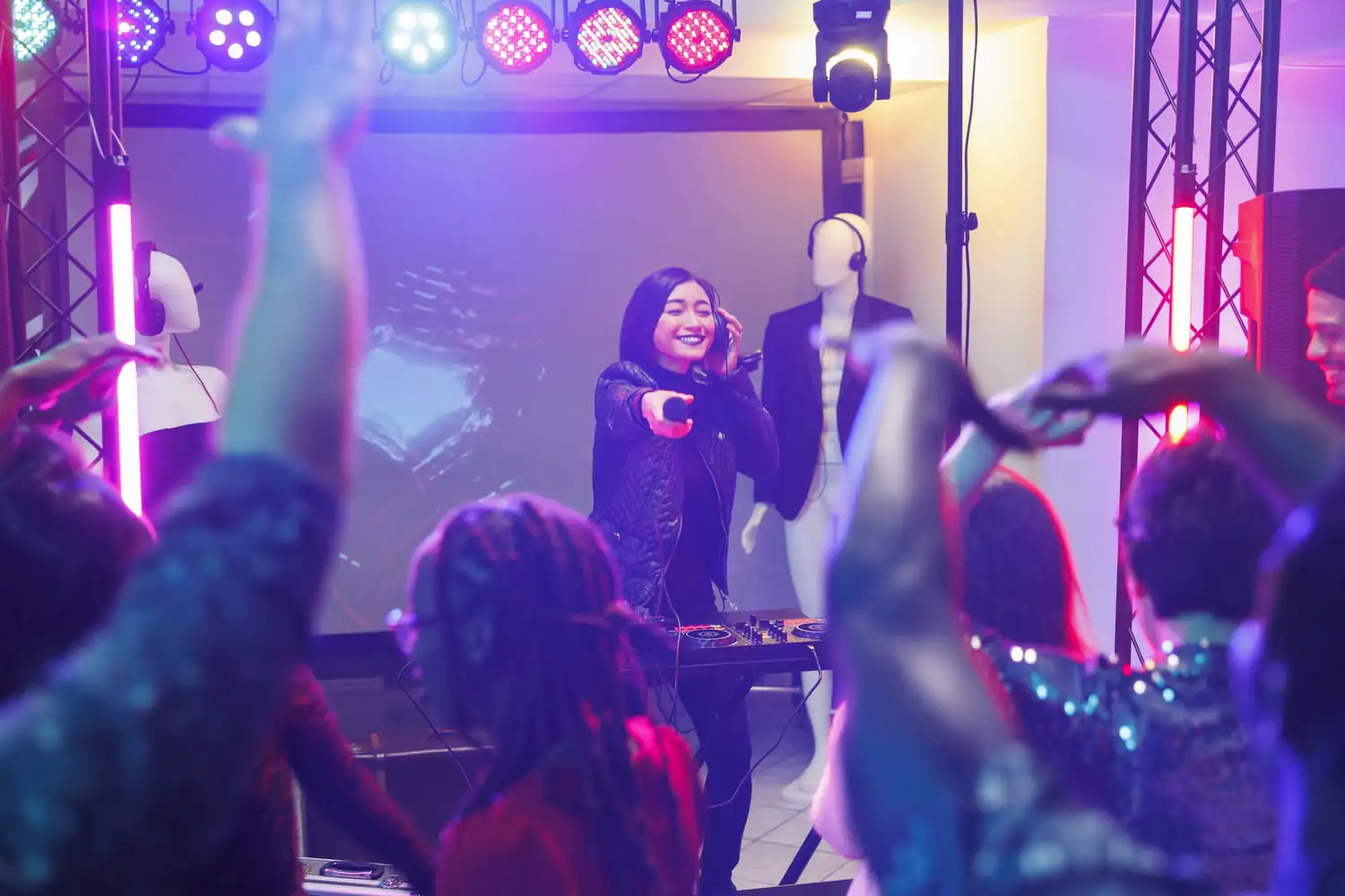 Enthousiaste DJ in kleurrijke discoscène met dansende menigte - Crazy Disco Bingo evenement.