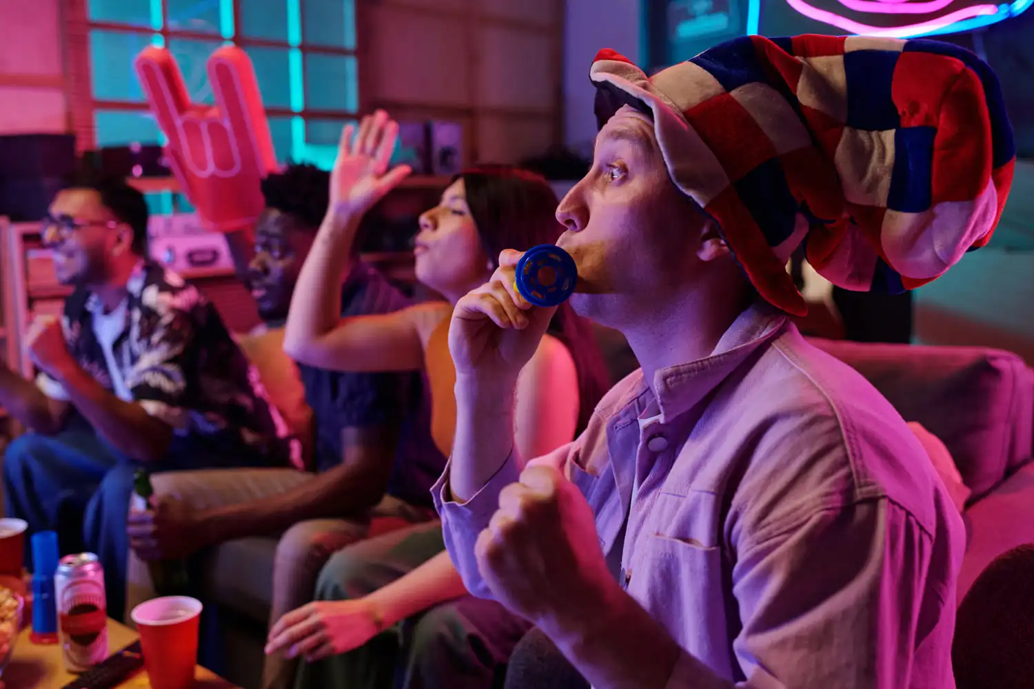 Een groep mensen geniet van een ‘Crazy Disco Bingo’-avond, gekenmerkt door levendige kleuren en feestelijke accessoires.