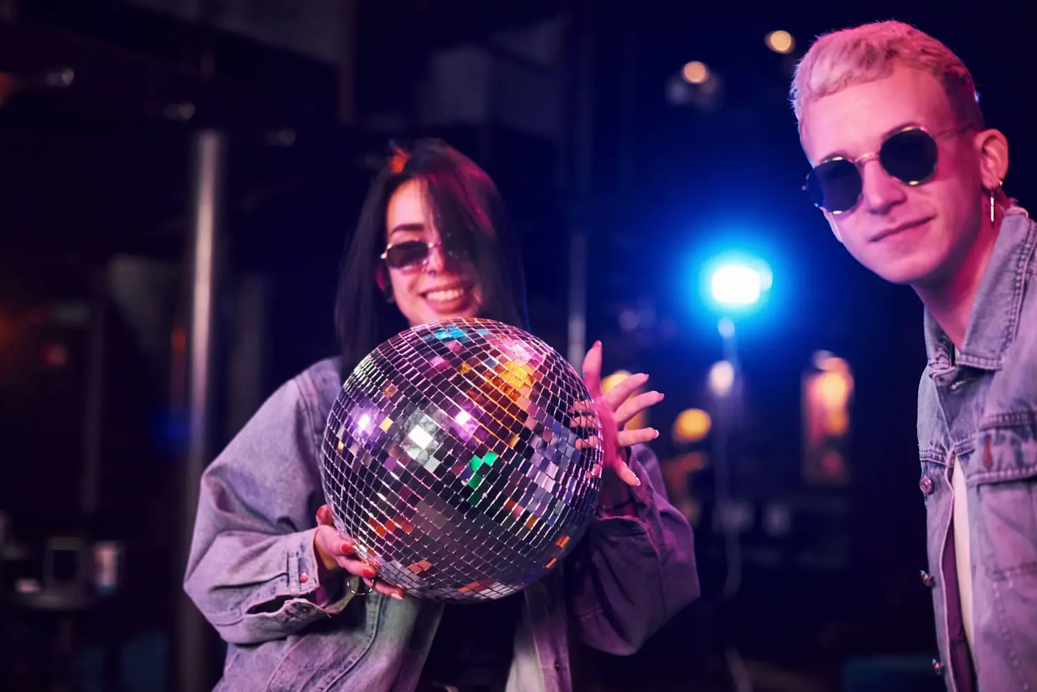 Jongeren met discobal in feestelijke disco omgeving tijdens Crazy Disco bingo.