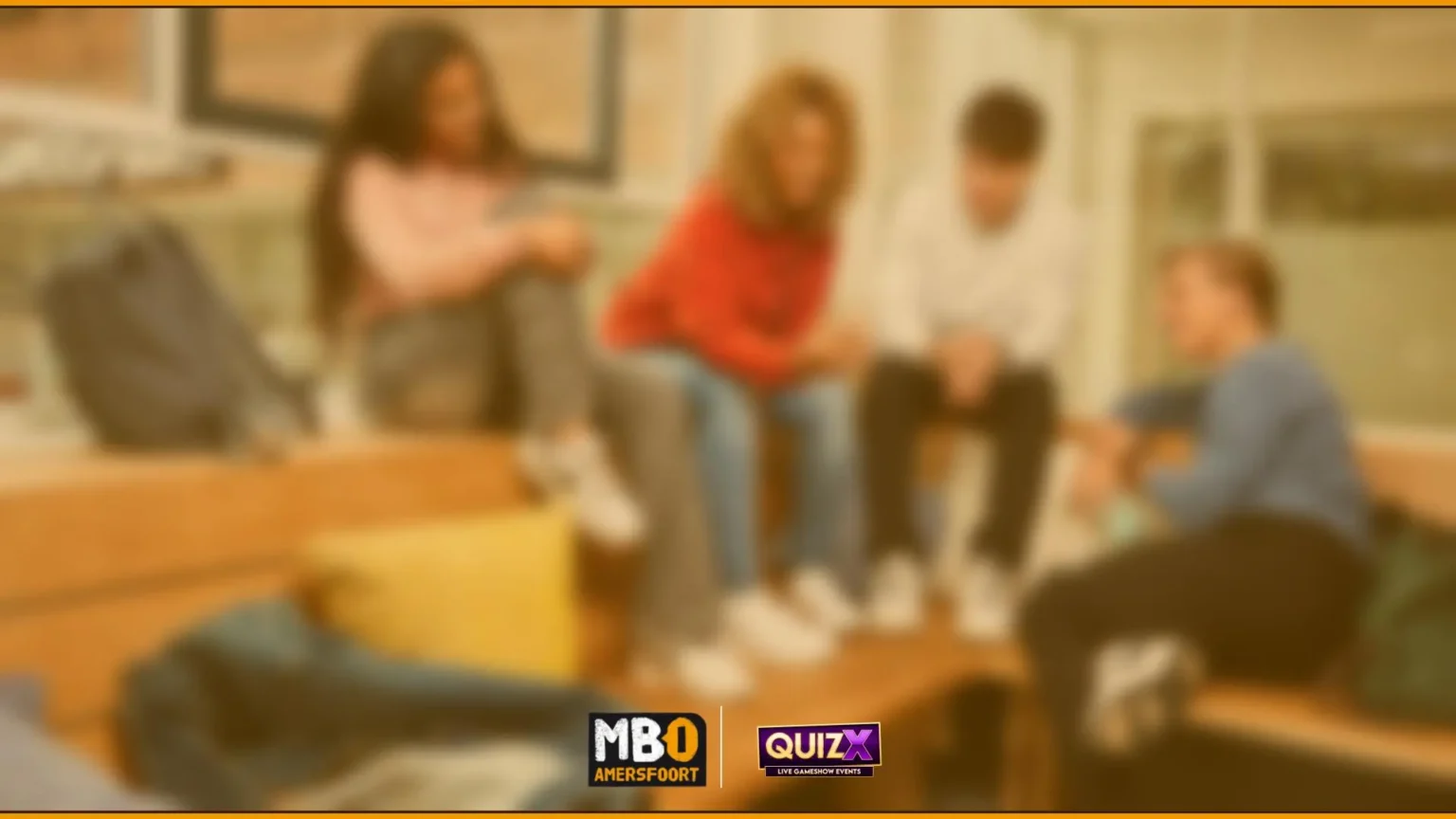 Onscherpe afbeelding van een groepsbijeenkomst met het MBO Amersfoort logo en Quiz context, vermoedelijk in een educatieve setting.