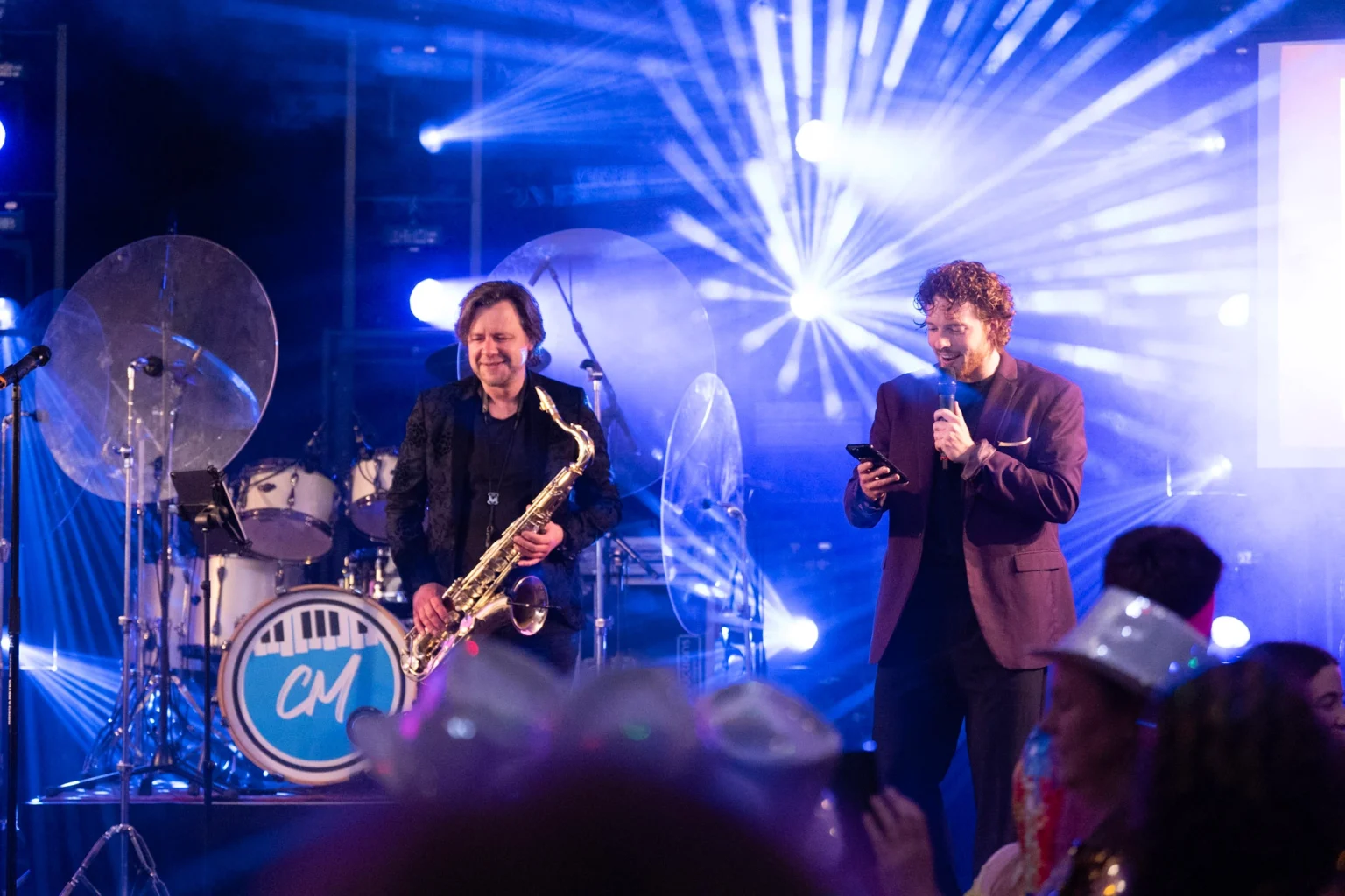 Feestelijk muziekevenement met saxofonist en presentator in Den Haag.