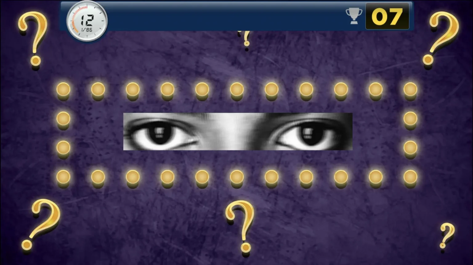 Centraal geplaatste afbeelding van ogen met gouden vraagtekens op een paarse achtergrond, tijdweergave en score-indicator.