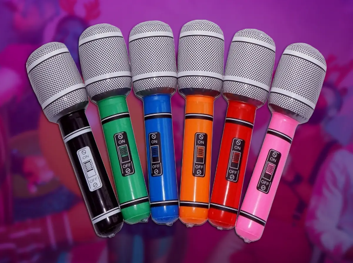 Verschillende opblaasbare microfoons in levendige kleuren, ideaal voor karaoke en feestjes. Opblaasmicrofoons quizx.
