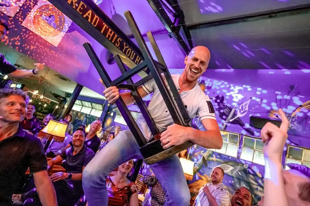 pubquiz-avond-groep-plezier-barkruk-quizx