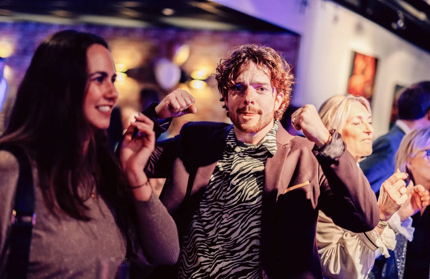 Mensen vermaken zich op een feestelijke pubquizavond in Breda, met gezelligheid en sociale interactie.