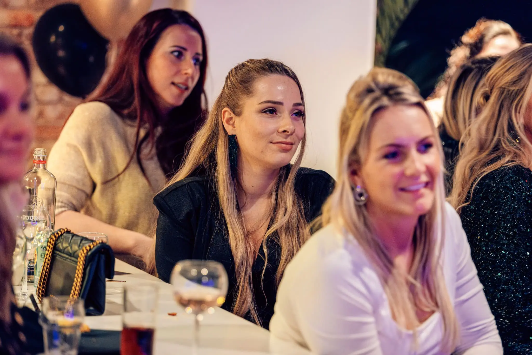 Groep mensen geniet van een gezellige quizavond; perfect voor quizmaster inhuren bij een evenement.