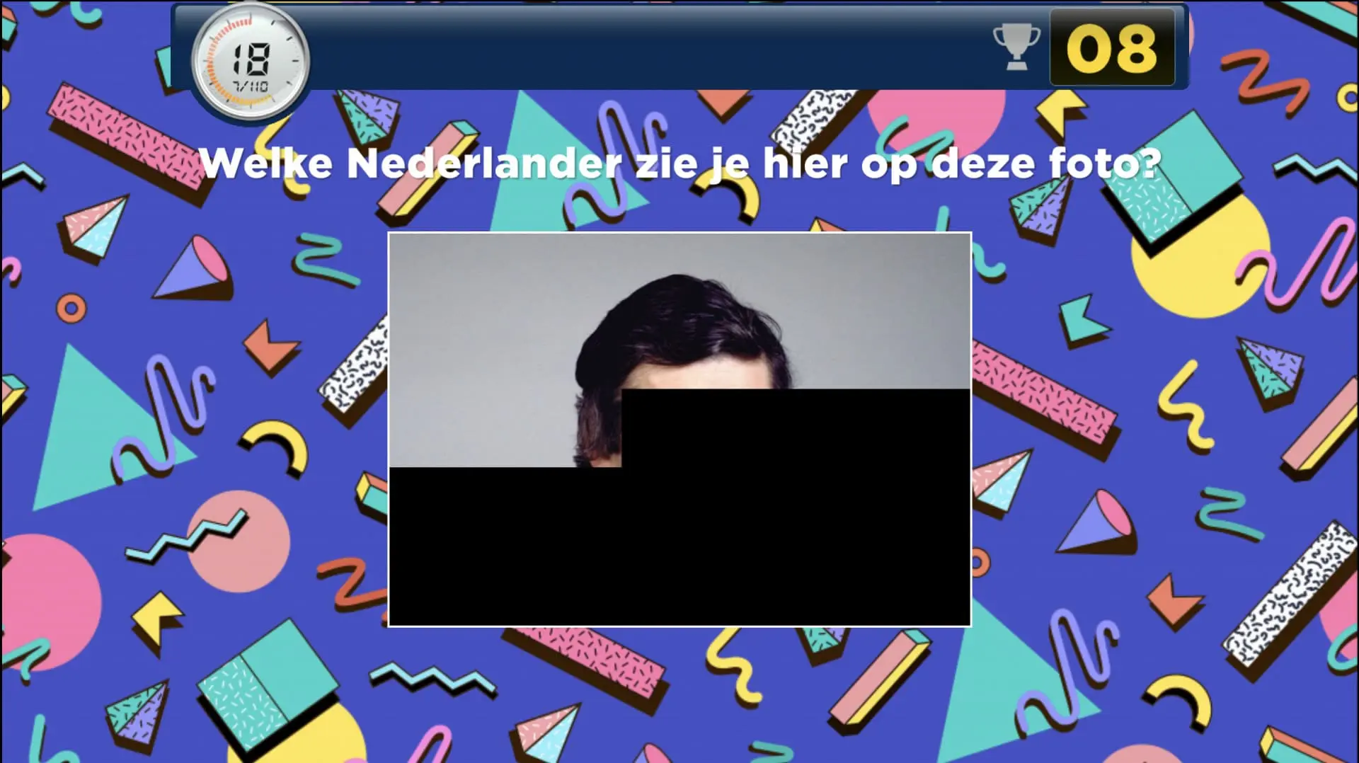 Retro quizvraag afbeelding met geometrisch patroon en afgeschermde foto van Nederlandse beroemdheid, gebruikt in quizvragen voor 'pubquiz quizx'.